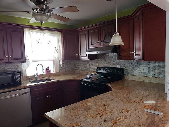 3rd image of 4 Lottie Ave