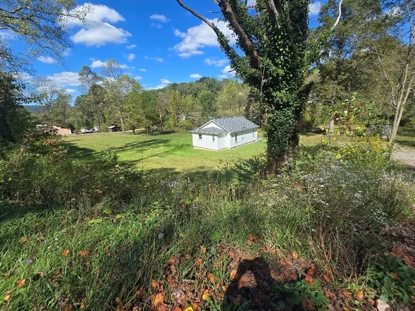 1214 N Sand Branch Rd, Mount Hope, WV 25880