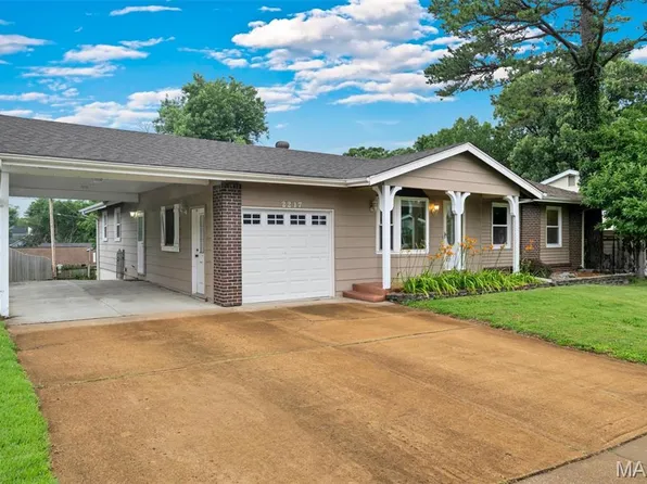 2217 Gladiator Dr, Fenton, MO 63026