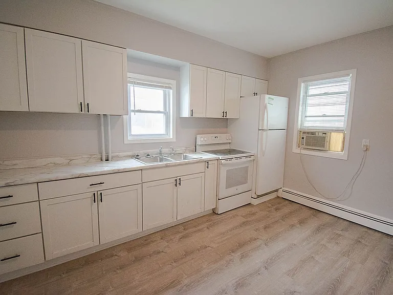 836 S Newton Ave — Photo 2