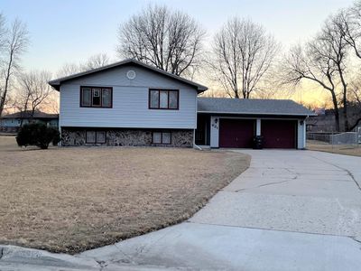 621 7th St NW, Jamestown, ND, 58401