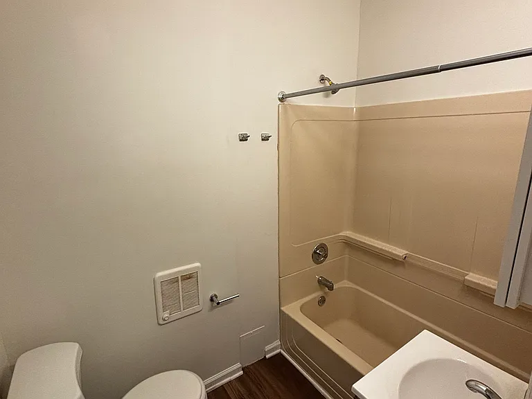 667 Green St #4 — Photo 8
