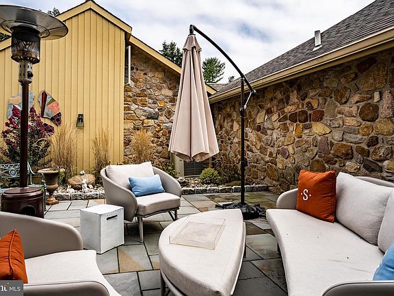 4th image of 1256 Round Hill Rd