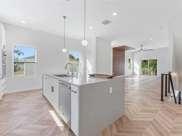 102 W Adalee St #4 — Photo 7
