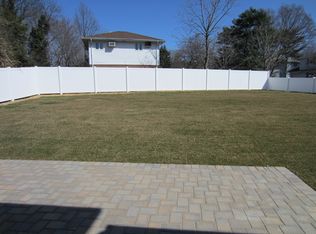 6 Walter Ln, Old Bethpage, NY 11804