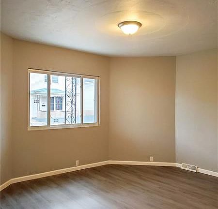 5th image of 319 Graham St