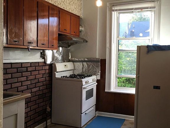 2nd image of 207 Bay 20th St #2