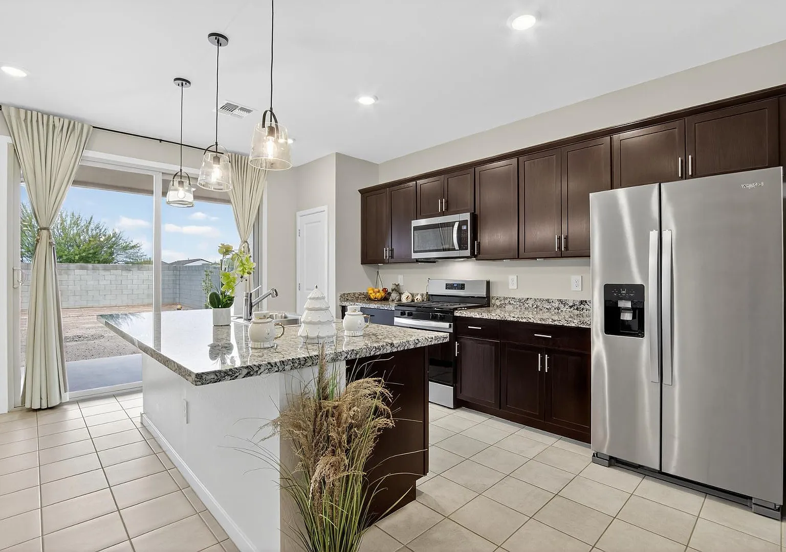 3 bed, 2.0 bath, 1433 sqft, $2,100 — Photo 4