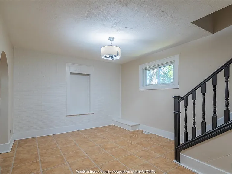 1630 Marentette Ave — Photo 6