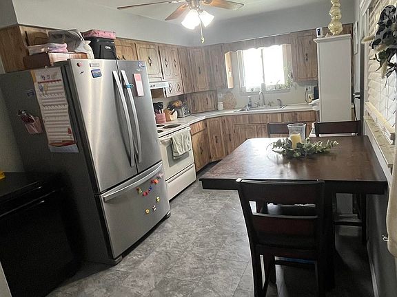 3rd image of 2071 Maplecrest Dr