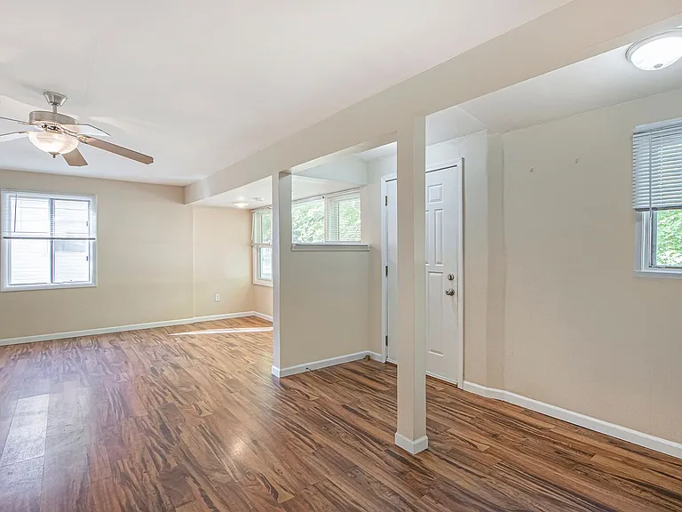 2426 Shasta Dr — Photo 3