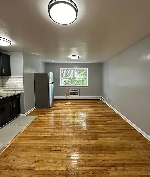 138 E 7th St #7 — Photo 22