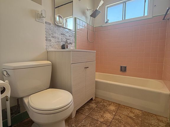 4th image of 3114 Taraval St APT 4