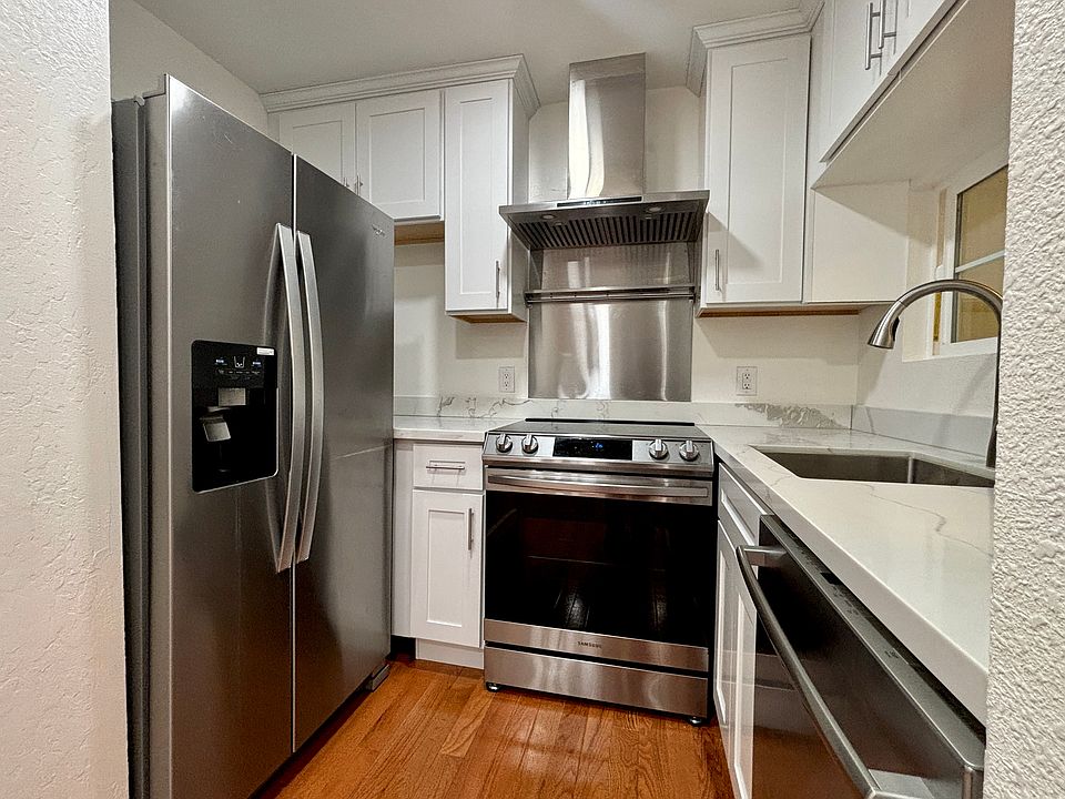 Updated kitchen with smooth cooktop surface that is super easy to clean. All appliances were newly purchased and installed in 2022.