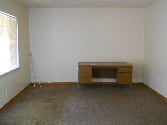 2nd image of 121 E Riverwood Dr