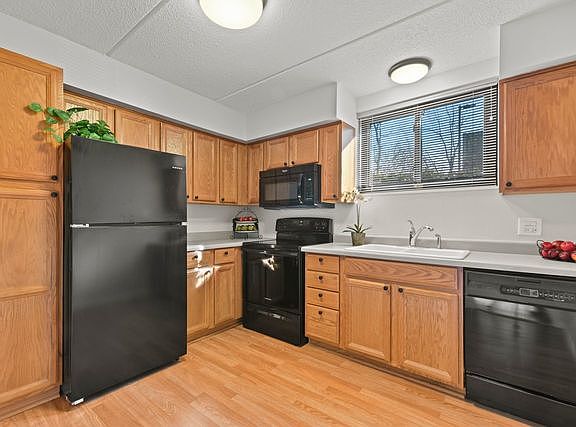 4th image of 463 Elm St APT 1I