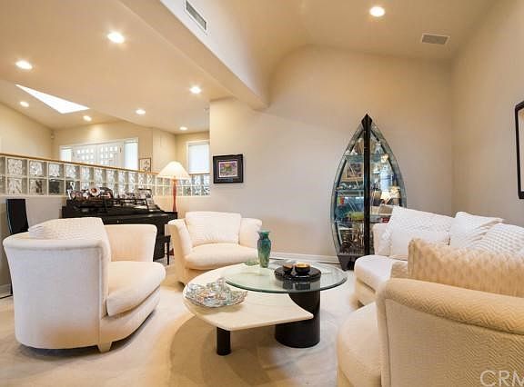 3rd image of 68 Strawberry Ln