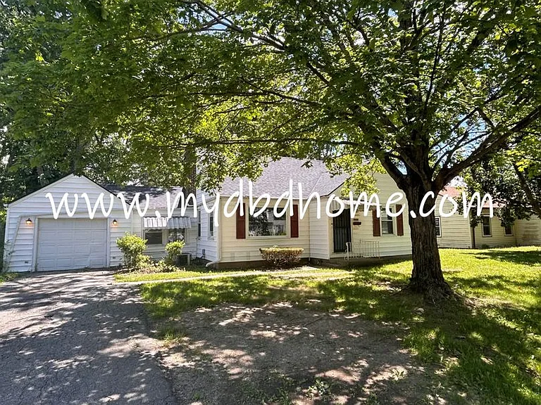 4609 Standish Dr — Photo 1
