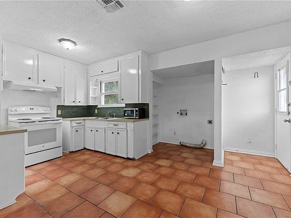 5th image of 538 Southern St