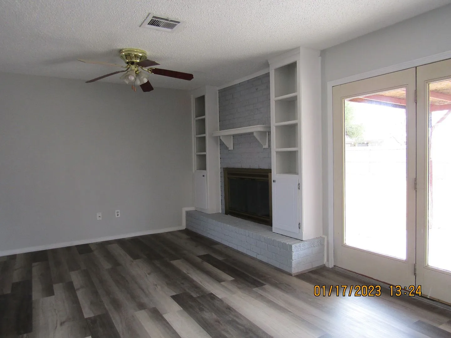West side home located close to shopping, restaurants — Photo 4
