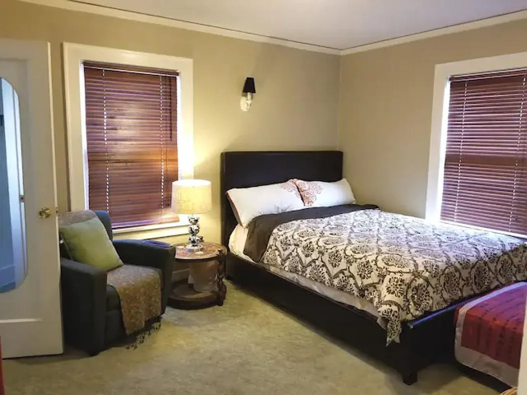 7818 Lake City Way NE — Photo 2