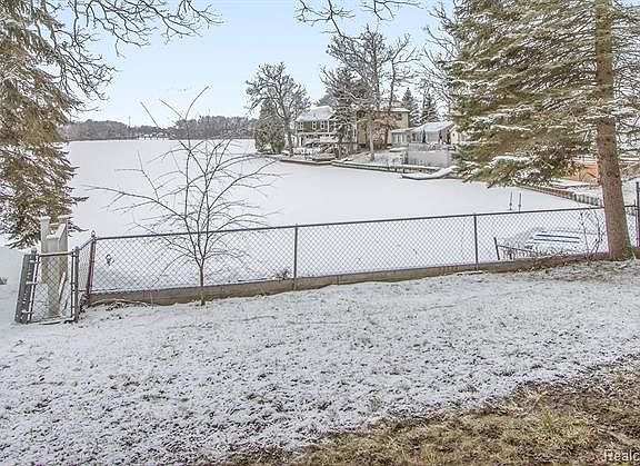 5th image of 213 Kingston Rd