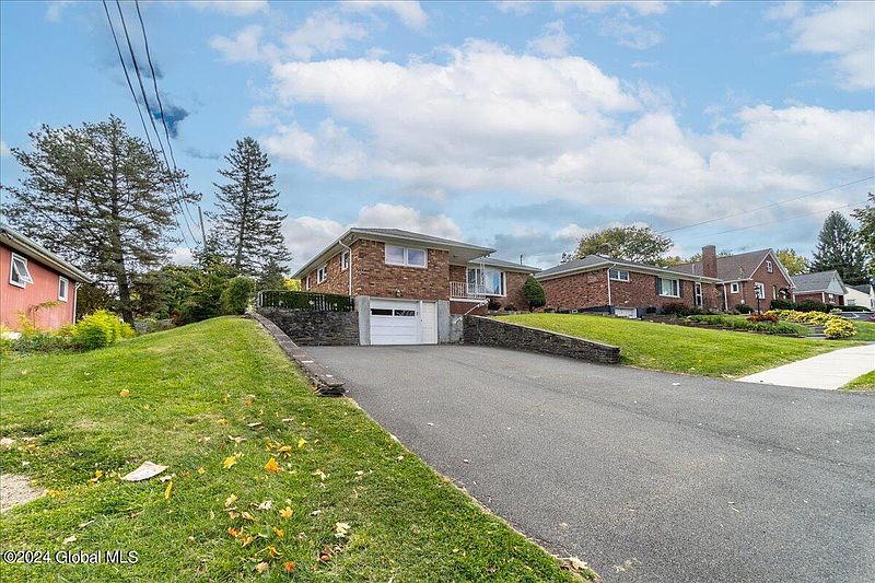 3rd image of 7 Rose Court