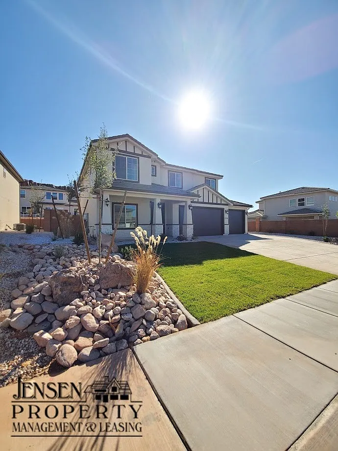 Building Photo - 3294 E Tanoak Dr