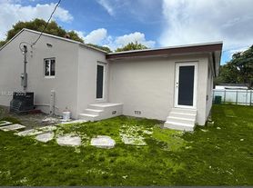 586 NW 48th St