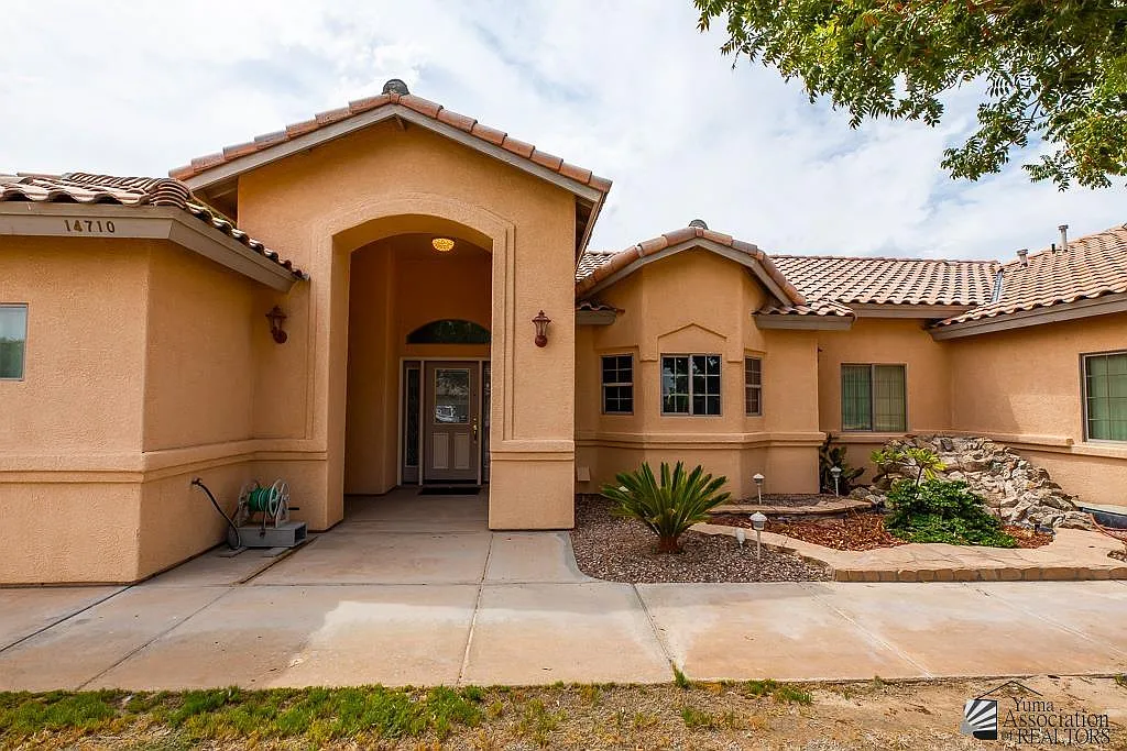 3 bed, 2.0 bath, 2165 sqft, $2,100 — Photo 3