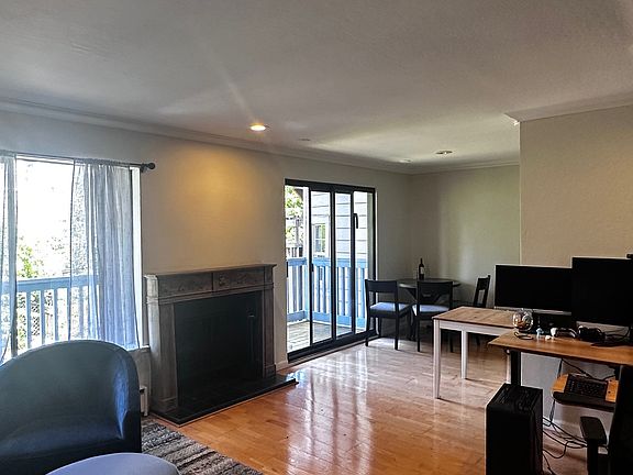 5th image of 230 Grattan St APT 1