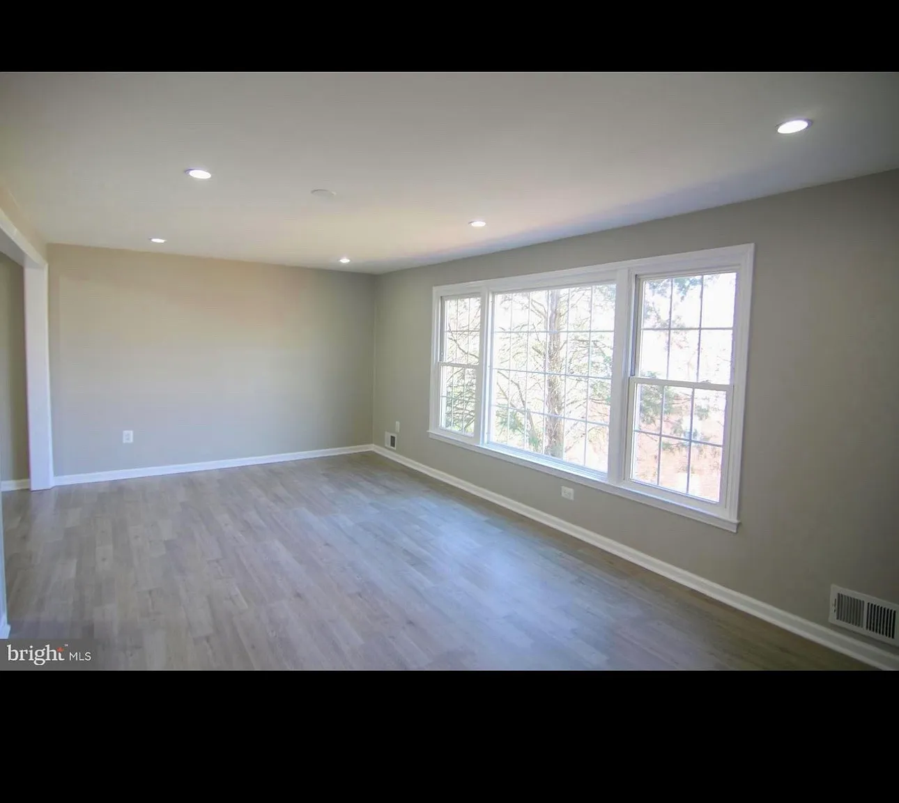 4 bed, 2077 sqft, $3,300 — Photo 2
