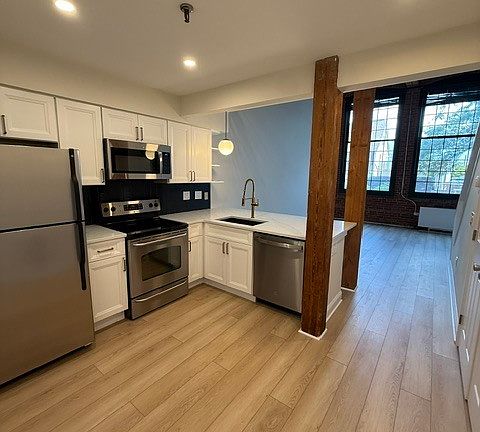 5th image of 25 Grand St APT 112