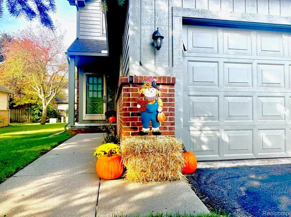 31613 Merriwood Park Dr, Livonia, MI 48152