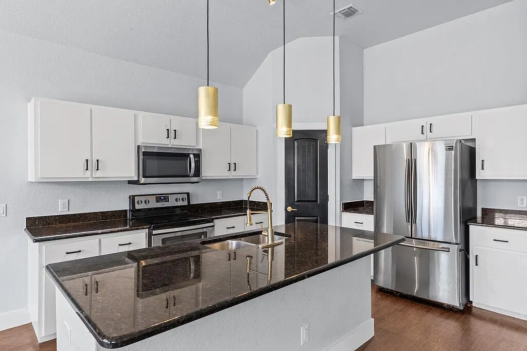 4 bed, 1946 sqft, $2,600 — Photo 3
