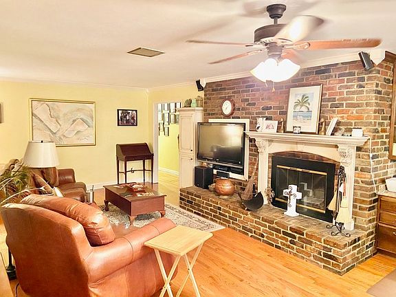 3rd image of 502 Hazelwood Dr