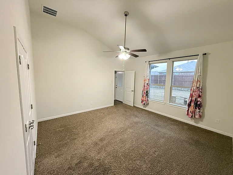 565 Lindisfarne Ln — Photo 10