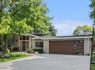 5567 Edinborough Dr, West Bloomfield, MI 48322