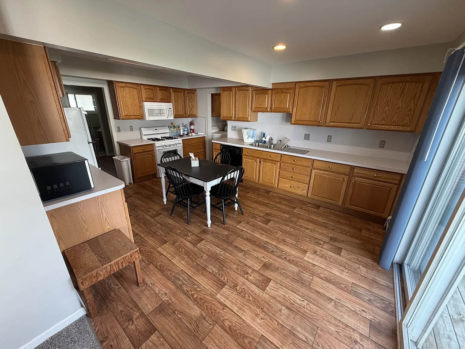3 bed, 2.5 bath, 2100 sqft, $2,200 — Photo 2