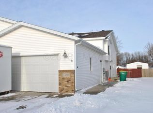 1430 Suntree Dr, West Fargo, ND 58078
