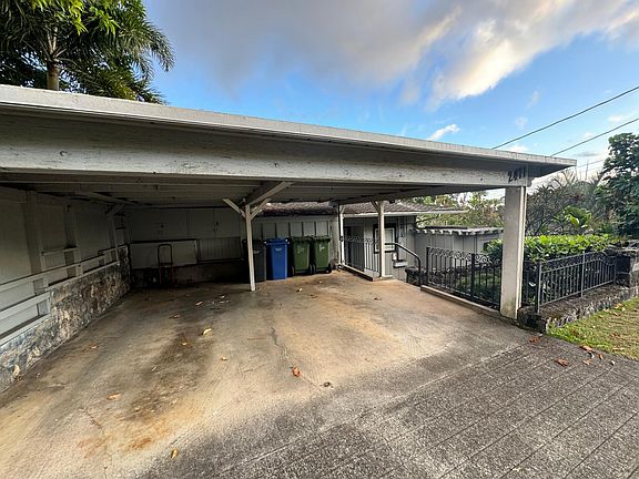 Front of home 2 car garage