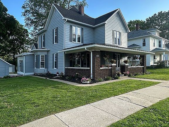 2nd image of 1005 E Walnut St