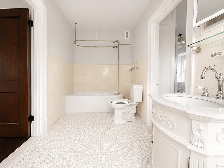 186 W Queen Ln — Photo 15