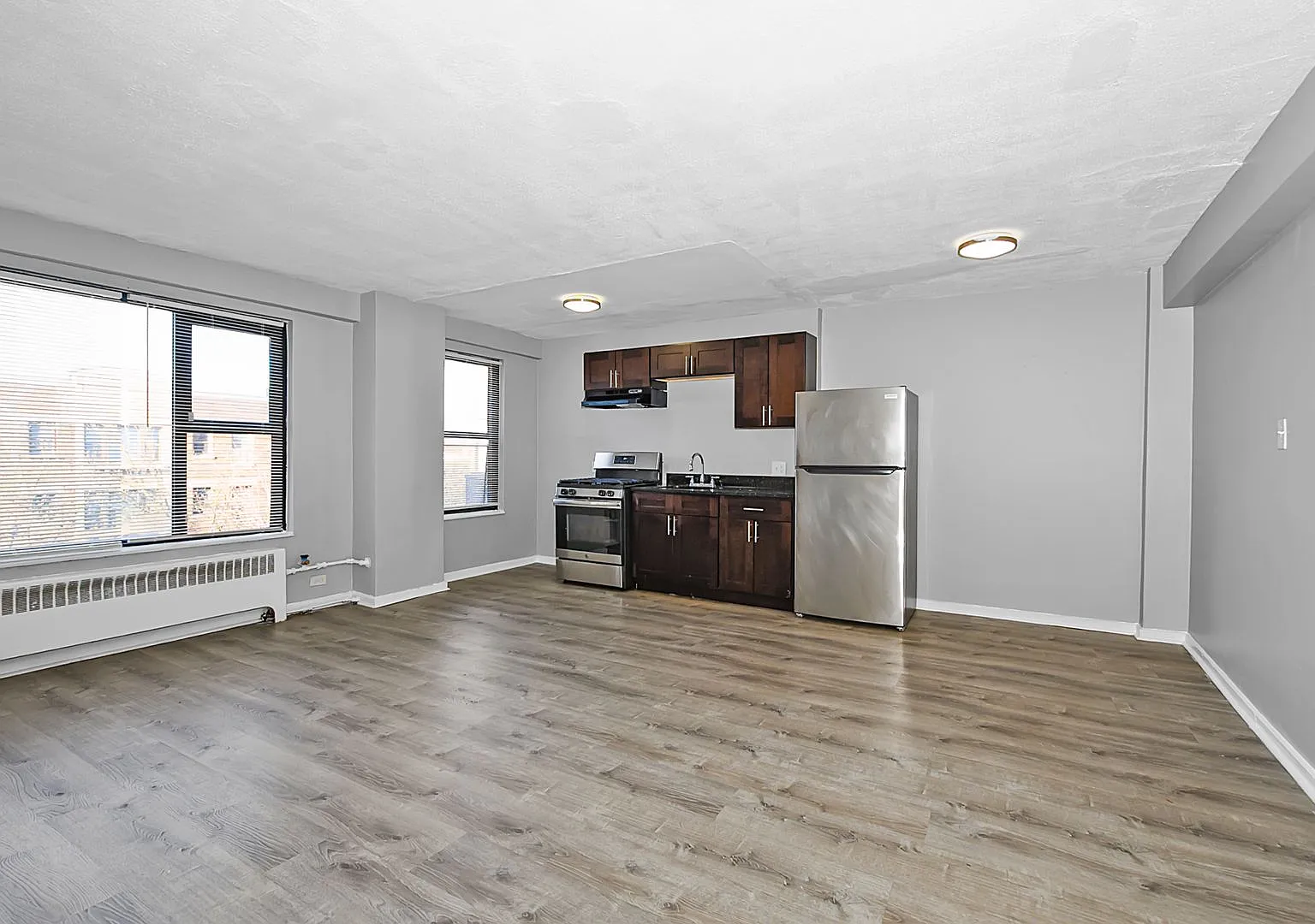 7200 Coles — Photo 2