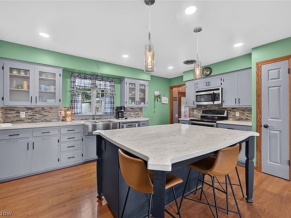 4th image of 1246 Applegrove St NE