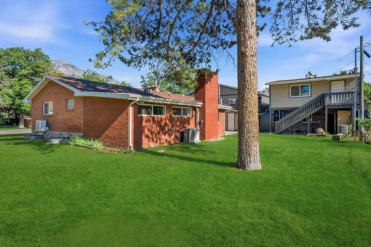 3 bed, 2.0 bath, 1000 sqft, $1,665 — Photo 3
