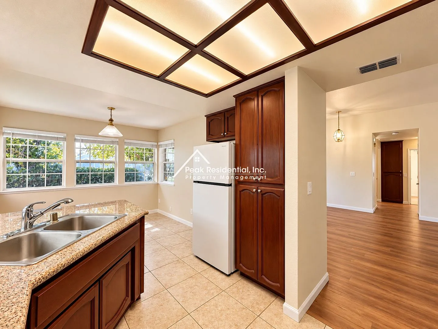 Spacious Updated 3bd/2ba Vintage Park Home with 2 Car Garage — Photo 4