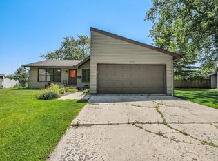 1911 Ash Ct, Aurora, IL 60506