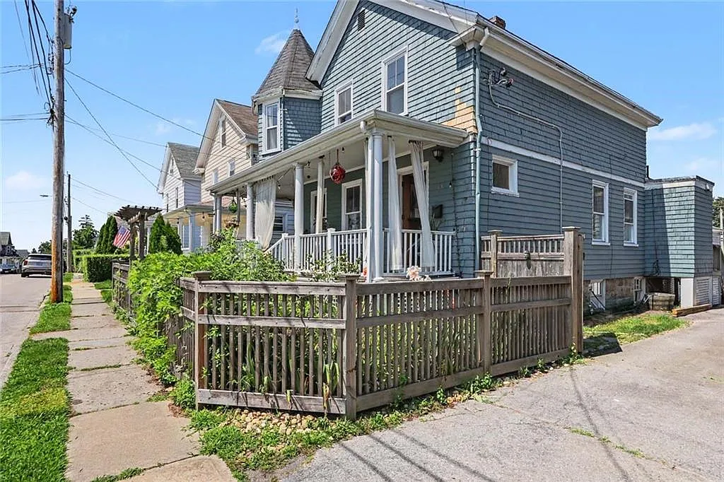 3 bed, 1.5 bath, 1410 sqft, $4,000 — Photo 3