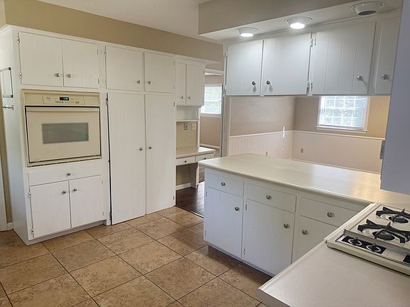 KITCHEN #1 - GAS STOVE - BUILT IN OVEN